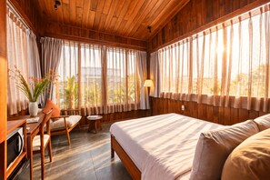 A room with a bed, a desk, and a chair. There are curtains on the windows, and a lamp is on the desk. - Nexus House Cay Diep - Near Independence Palace (Ho Chi Minh City)