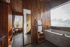 Quarto (Wooden House) | Banheiro | Produtos de toalete de grife, secador de cabelo, roupões de banho 