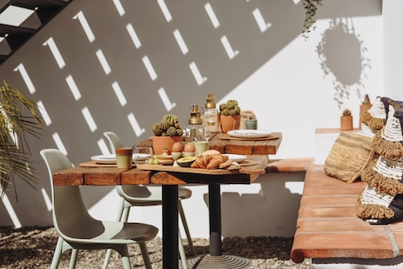 Desayuno completo diario (EUR 10 por persona). Finca Viva la Vida