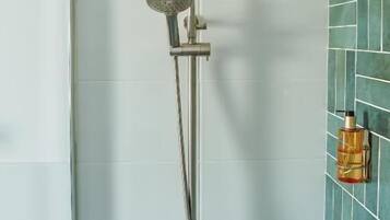 Habitación Deluxe doble | Baño | Secador de pelo y toallas