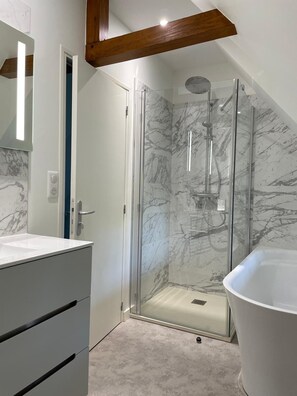 Douche, sèche-cheveux, serviettes fournies, papier toilette