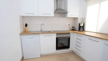 Een magnetron, een vaatwasser