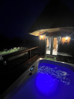 Terrace/patio - Redwood Lodge - Idyllically situated Lakeside & private hot tub fishing riding (Cornhill-on-Tweed)