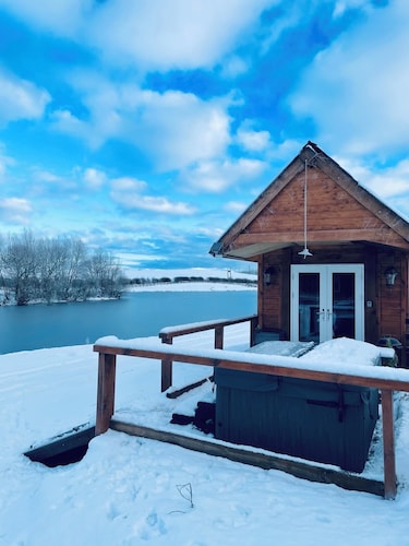 Redwood Lodge - Idyllically situated Lakeside & private hot tub fishing riding