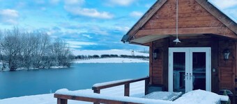 Redwood Lodge - Idyllically situated Lakeside & private hot tub fishing riding