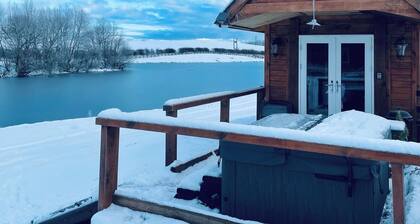 Redwood Lodge - Idyllically situated Lakeside & private hot tub fishing riding