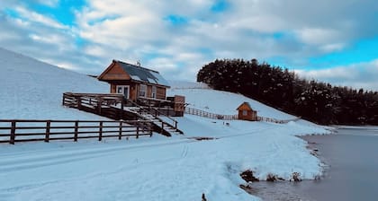 Redwood Lodge - Idyllically situated Lakeside & private hot tub fishing riding