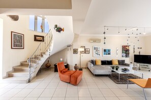 Living room - Chelidonia Larnaca Seafront Villa (Pervolia)