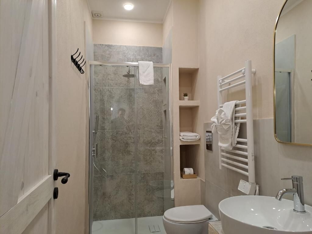 Douche, sèche-cheveux, bidet, serviettes fournies