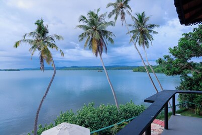 South Point Cottage - Whole Villa 3 Bedrooms (Sleeps 6)