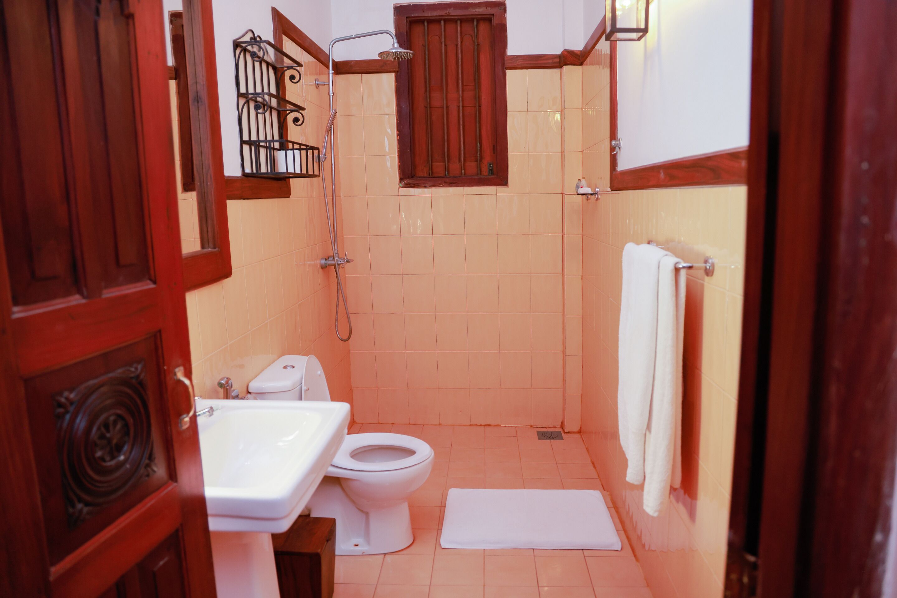 Ein kleines Badezimmer mit Toilette, Waschbecken und Dusche.
