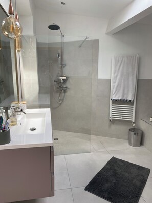 Dusche, Haartrockner, Toilettenpapier