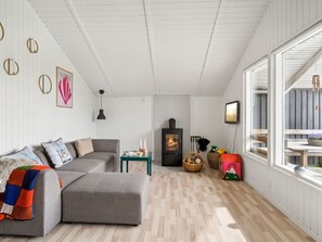 TV, fireplace - "Guthmund" - 400m from the sea by Interhome (Otterup)