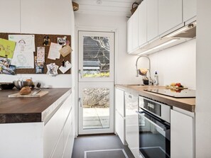 Fridge, dishwasher, cookware/dishes/utensils