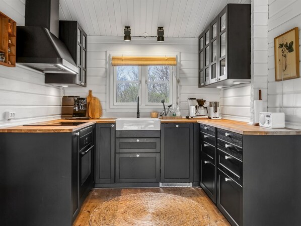 Fridge, microwave, dishwasher, cookware/dishes/utensils