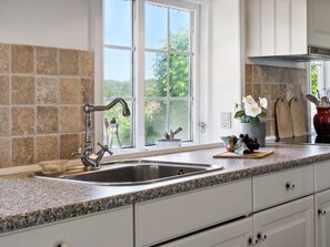 Réfrigérateur, four, batterie de cuisine, vaisselle et ustensiles