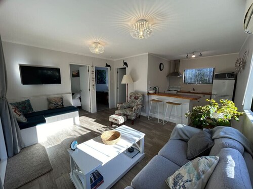 Modern 2 Bedroom Apartment-One Tree Point