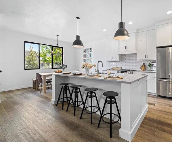 Private kitchen - 3 bed/2.5 bath home with gym and pool access. 5 minutes from shopping + freeway (Nampa)