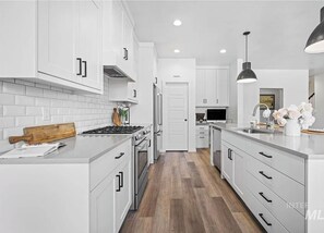 Private kitchen - 3 bed/2.5 bath home with gym and pool access. 5 minutes from shopping + freeway (Nampa)