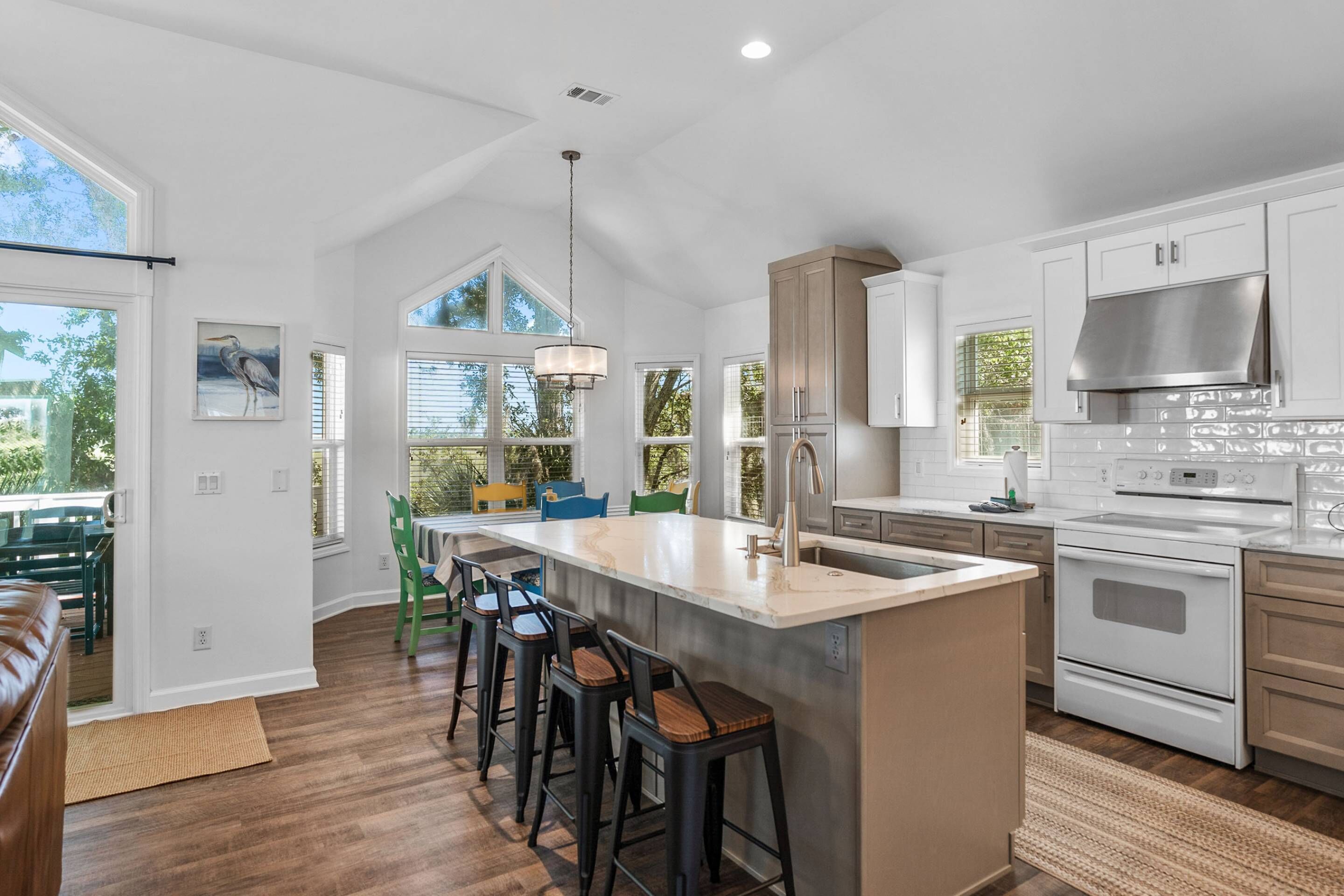 Réfrigérateur, micro-ondes, lave-vaisselle, cafetière/bouilloire