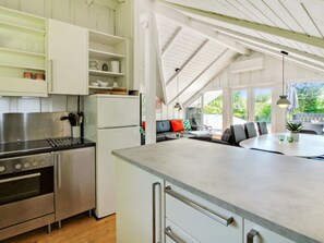 Een koelkast, een microgolfoven, een vaatwasser