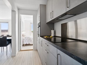 Kühlschrank, Geschirrspüler, Kochgeschirr/Geschirr/Besteck