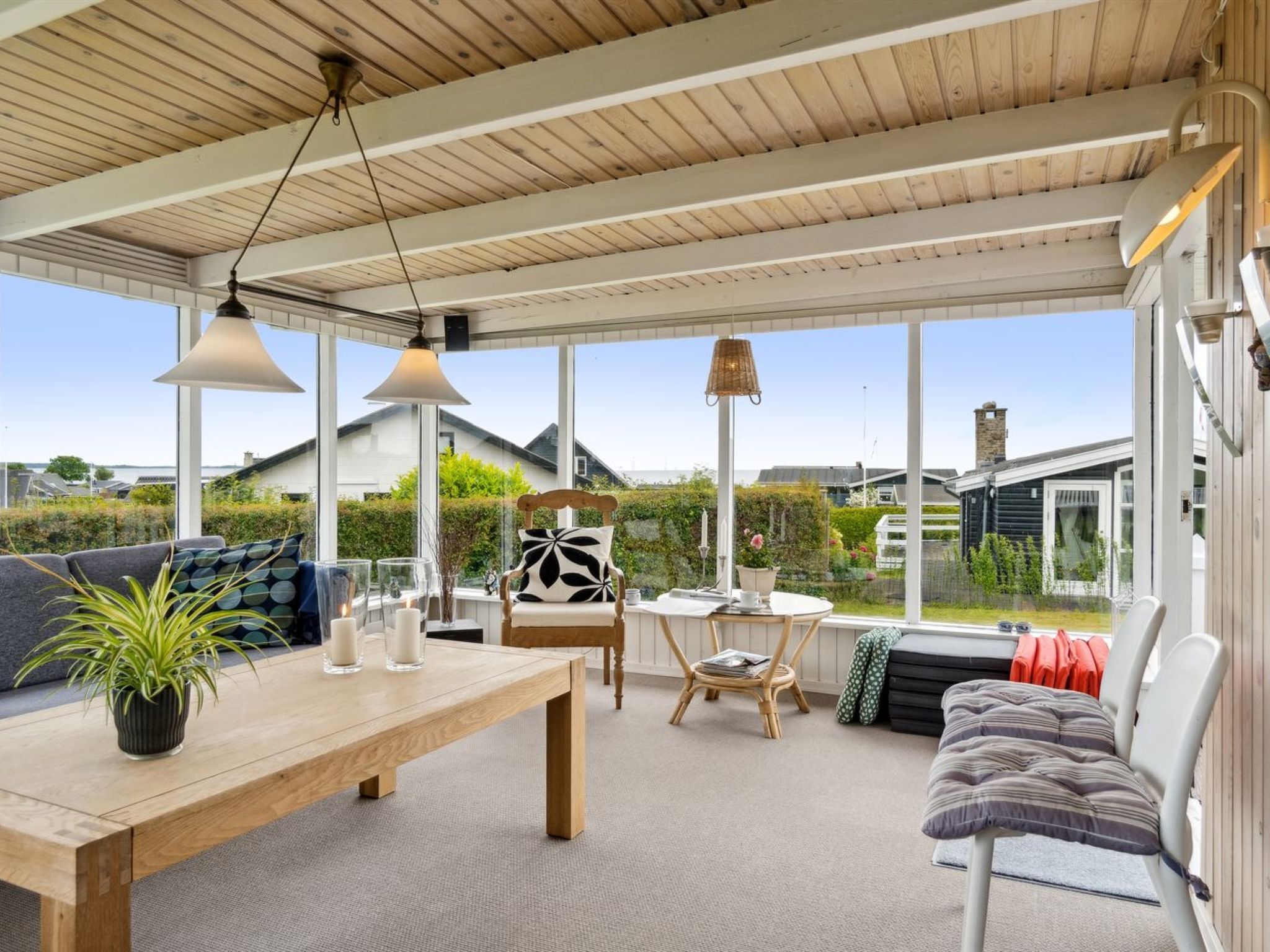 Een televisie en een open haard