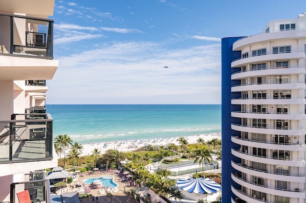 Property grounds - Luxury Beachfront Condo / Resort / 1415 (Miami Beach)