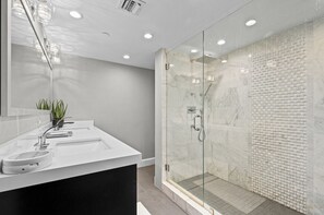 Hair dryer, towels - Luxury Beachfront Condo / Resort / 1415 (Miami Beach)
