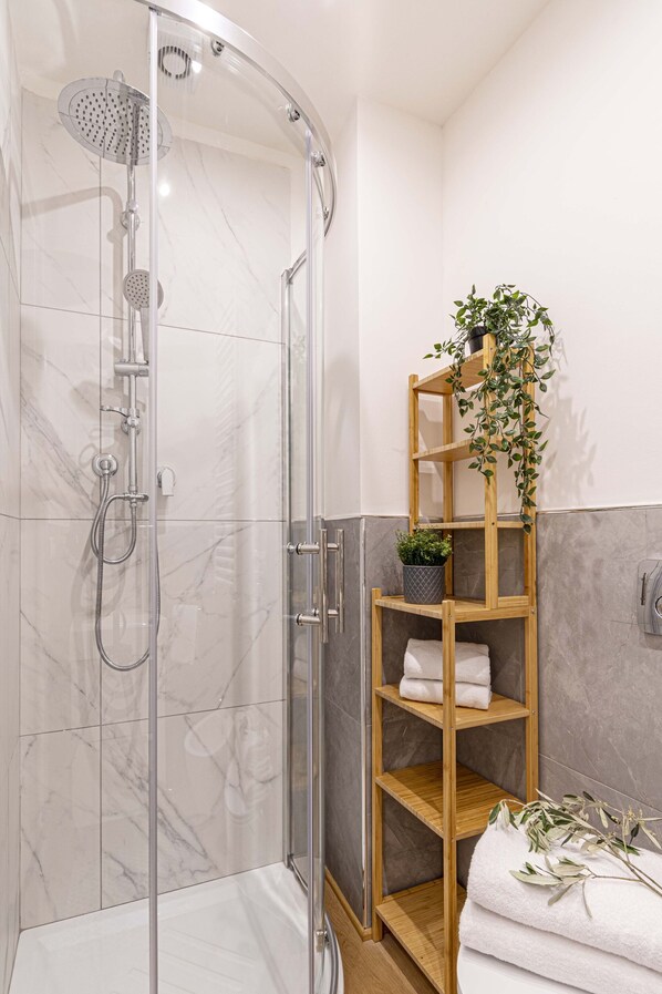 Dusche, Haartrockner, Bidet