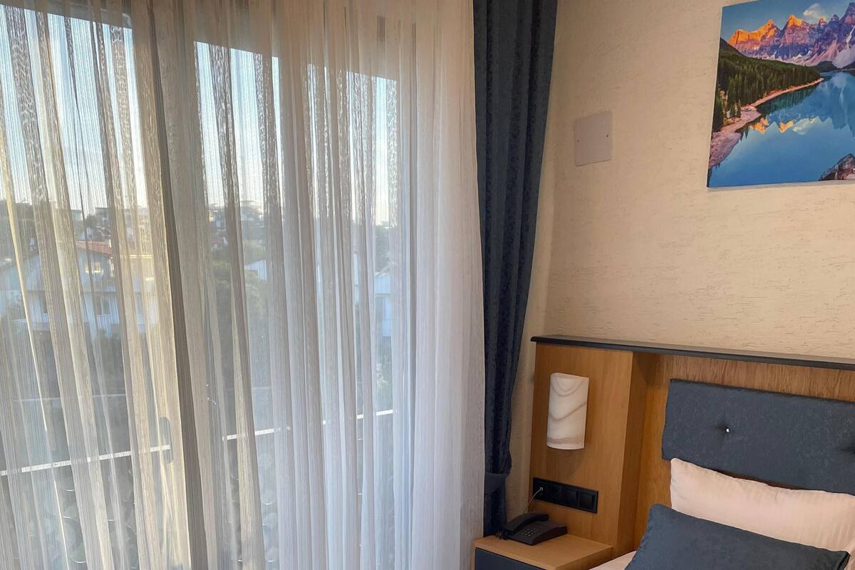 Basic Room | Premium bedding, minibar, in-room safe, laptop workspace