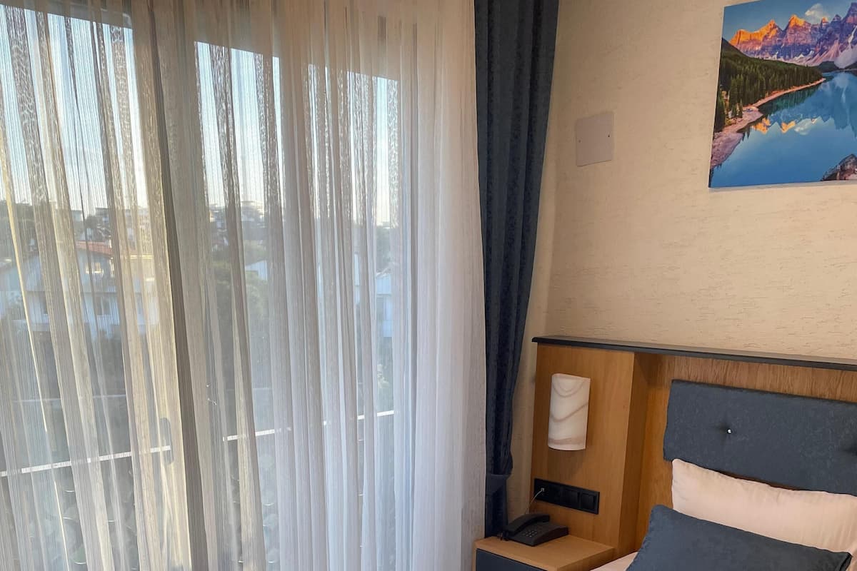 Kamar Basic | 1 kamar tidur, seprai premium, minibar, dan brankas