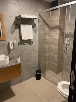 Standard Double Room | Bathroom | Shower, hair dryer, slippers, bidet - Grand Rimedya Hotel Burhaniye (Burhaniye)