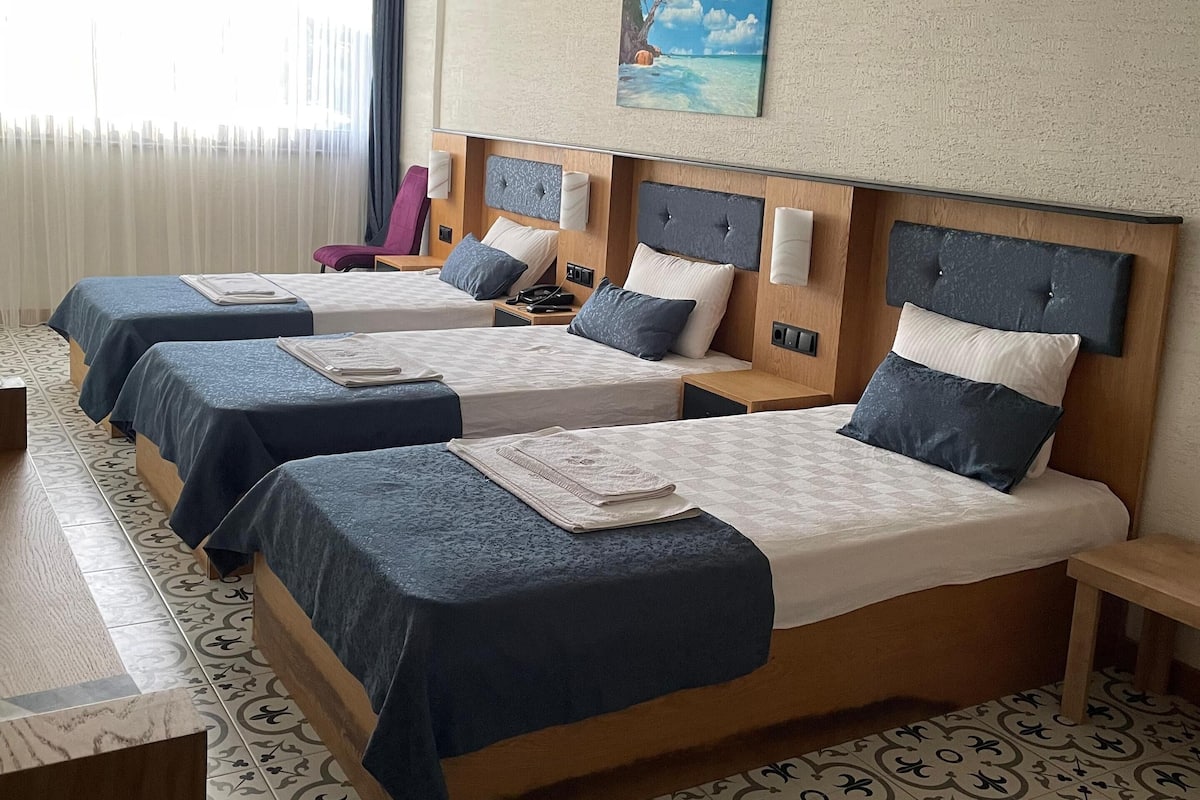 Kamar Triple Superior | 1 kamar tidur, seprai premium, minibar, dan brankas