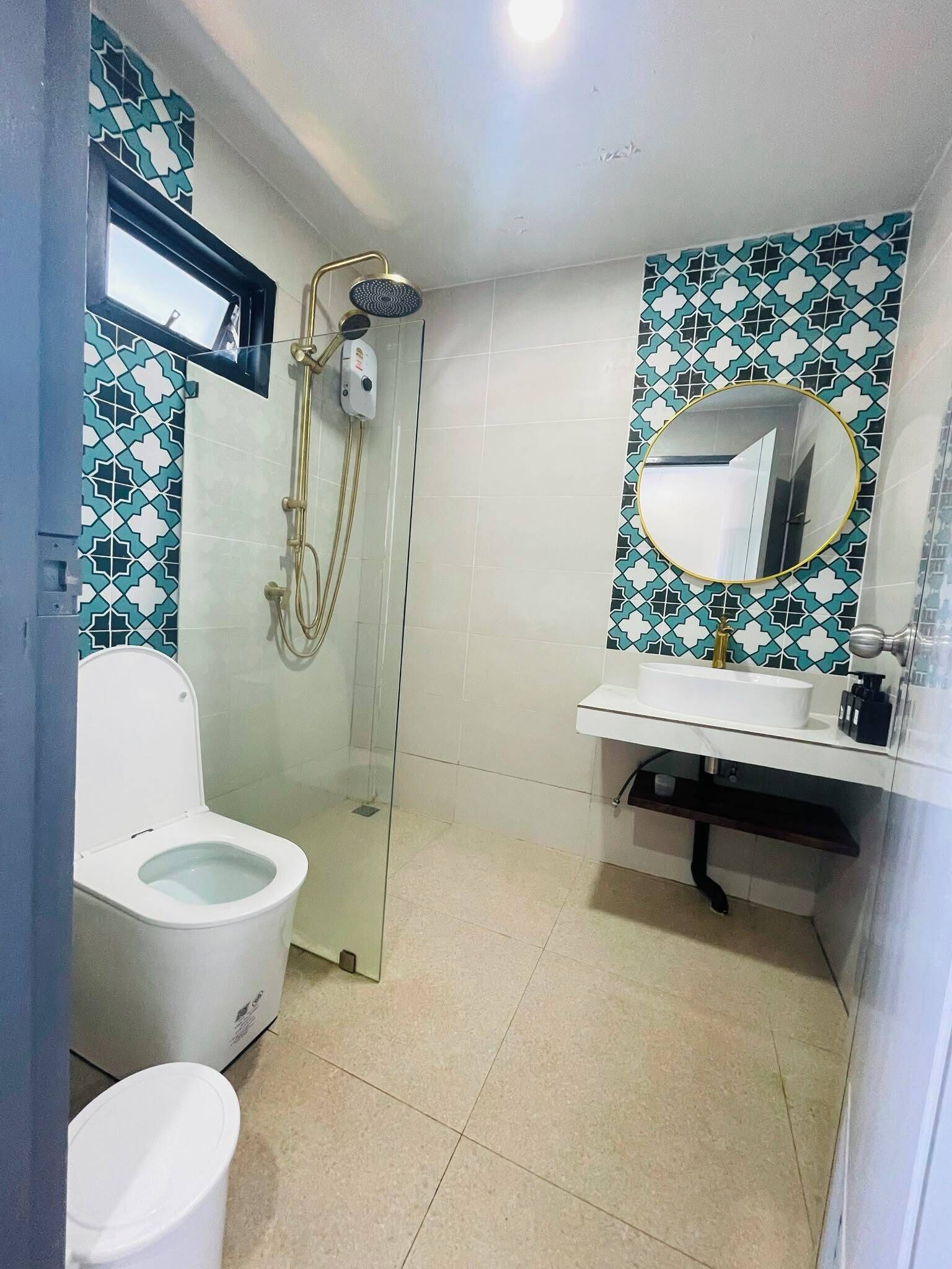 Double Room Building 2 | Bathroom | Shower, free toiletries, hair dryer, towels