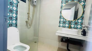 Double Room Building 2 | Bathroom | Shower, free toiletries, hair dryer, towels