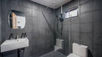 In-room safe, free WiFi, bed sheets