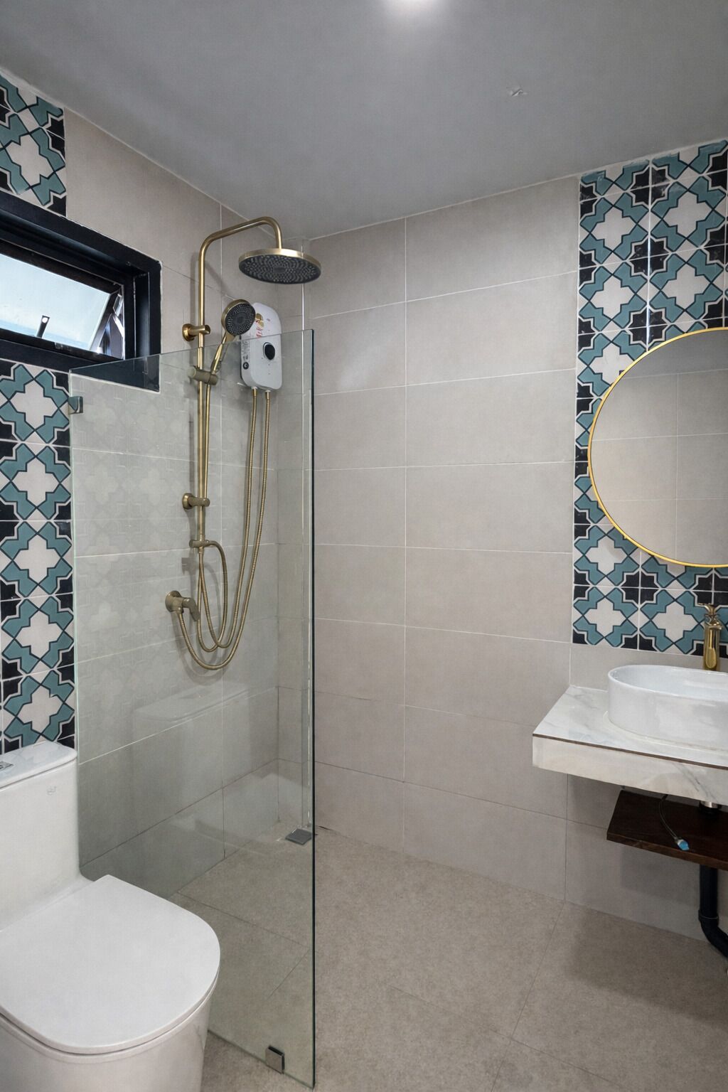 Standard-Doppelzimmer | Badezimmer | Dusche, kostenlose Toilettenartikel, Haartrockner, Handtücher
