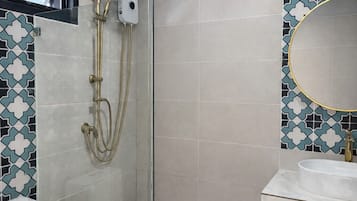Standard-Doppelzimmer | Badezimmer | Dusche, kostenlose Toilettenartikel, Haartrockner, Handtücher