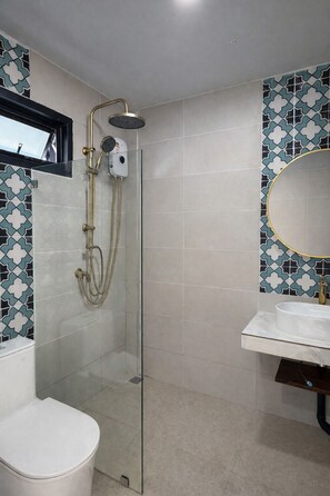 Chambre Double Standard | Salle de bain | Douche, articles de toilette gratuits, sèche-cheveux