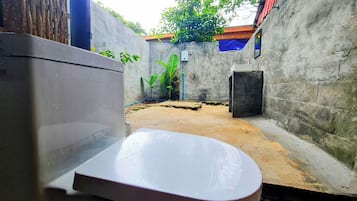 Basic-Zimmer | Badezimmer | Haartrockner, Hausschuhe, Bidet, Handtücher