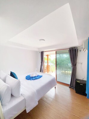 Desk, free WiFi, bed sheets - Europe Enchanted Bungalow Koh Rong (Koh Rong)