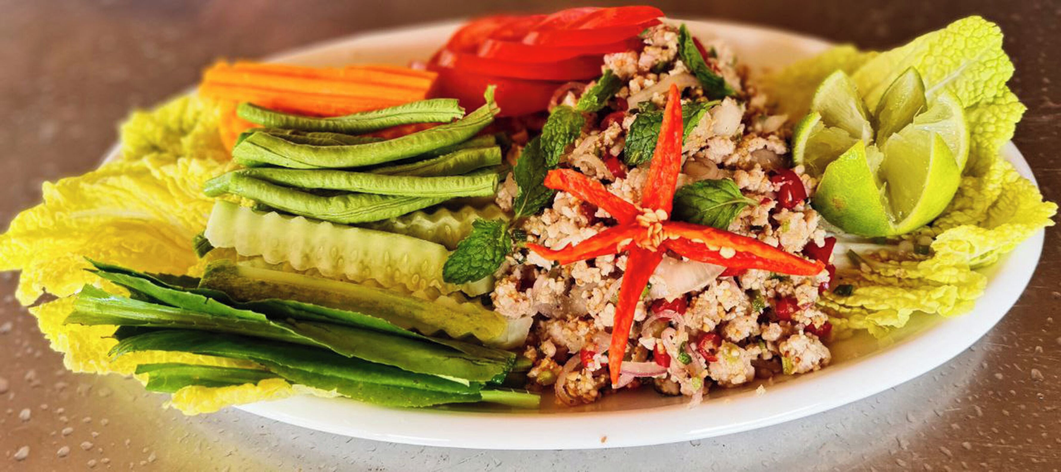 Un plato de comida con diversas verduras y un plato a base de carne.