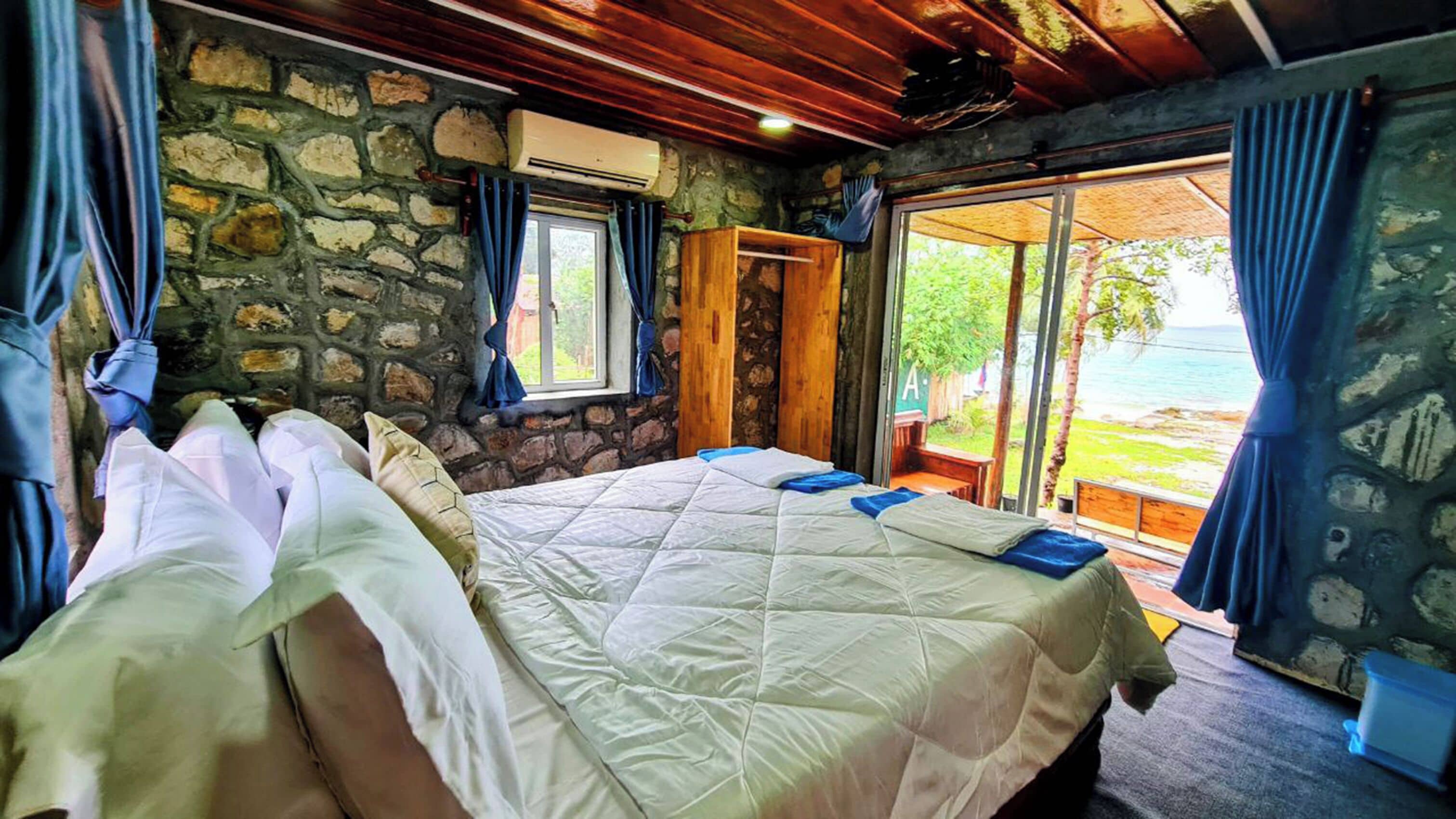 Luxury Bungalow, Sea View | Desk, free WiFi, bed sheets