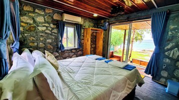 Escritorio, wifi gratis y ropa de cama 