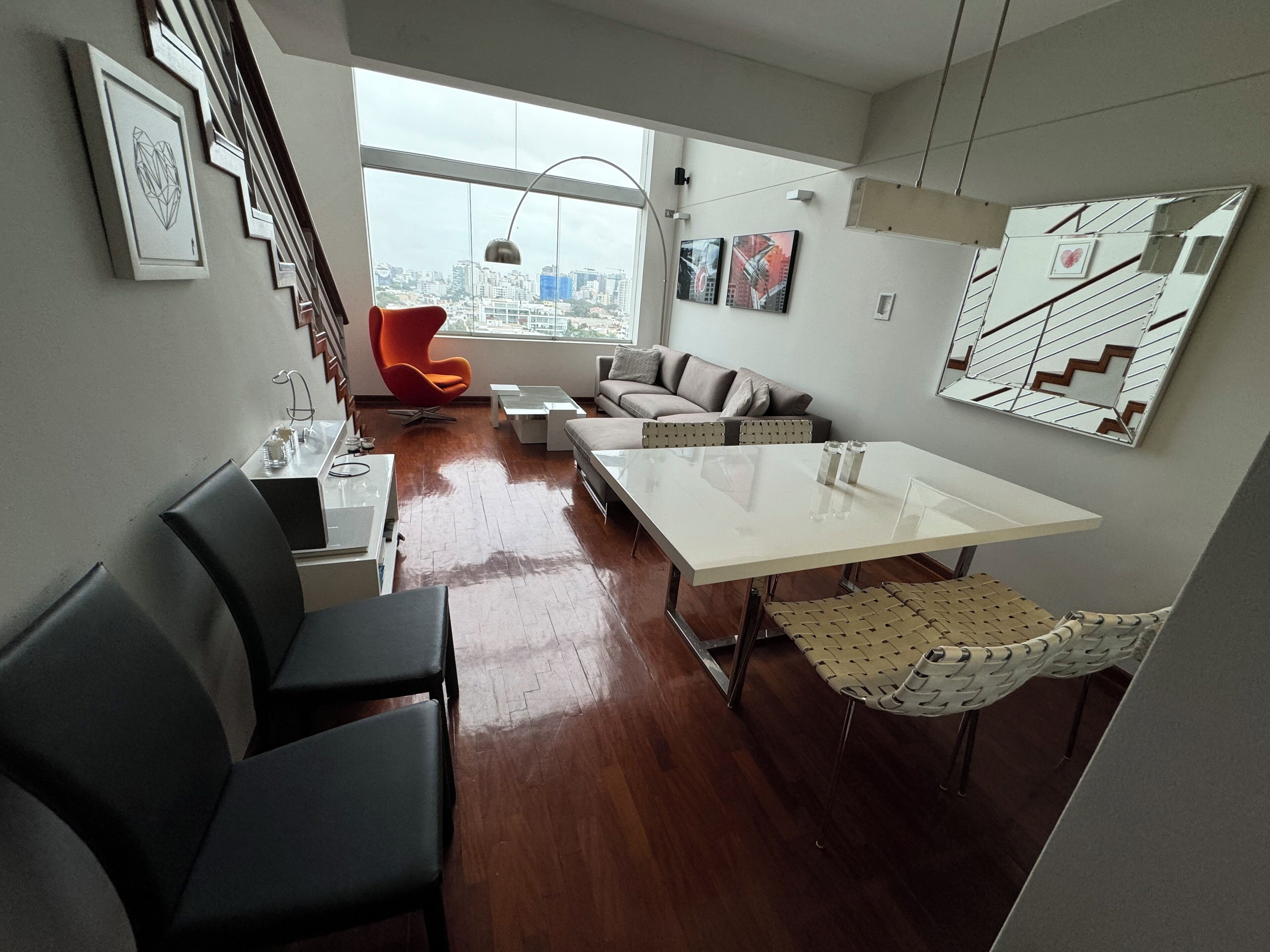 Apartament executiu, cuina, vistes a la ciutat | Sala d'estar | Televisor intel·ligent de 55 polzades amb canals per cable 