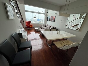 Executive appartement, keuken, uitzicht op de stad | Woonruimte | Een 55-inch smart-tv met kabelzenders