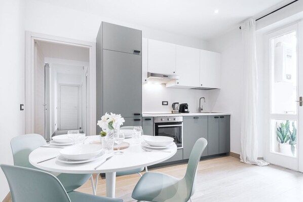 Fridge, oven, stovetop, dishwasher