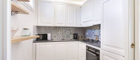 Réfrigérateur, micro-ondes, four, plaque de cuisson