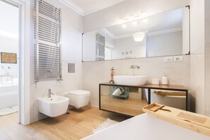 Dusche, Haartrockner, Bidet, Handtücher